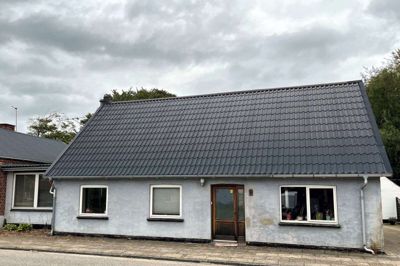 Højeste bud var på bare 180.000 kroner, da dette hus på Snejbjergvej 8 i Studsgård røg under hammeren på en tvangsauktion. Nu afventer kreditorerne en ny og sidste auktion, der finder sted fredag 30. september. Foto: Bo LUndgaard