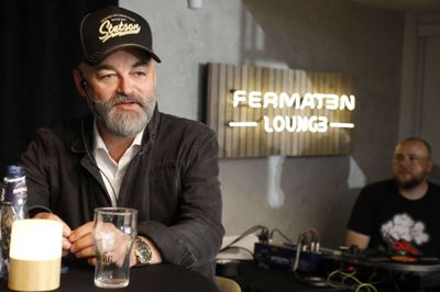 Claus Pilgaard spillede 10 favoritsange - eller det vil sige, Kenneth Frydensbjerg bagved stod for det praktiske. Foto: Henrik Ole Jensen