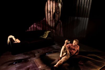 Stig Reggelsen Skjold i »Stillingen,« hvor alle teatrets virkemidler tages i brug. Foto: Jacob Stage