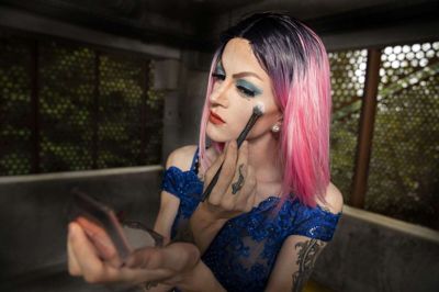 Mark lægger de sidste strøg med make-up penslen, der forvandler ham til drag-queenen Felicia Bye Bye. Foto: Martin Ballund