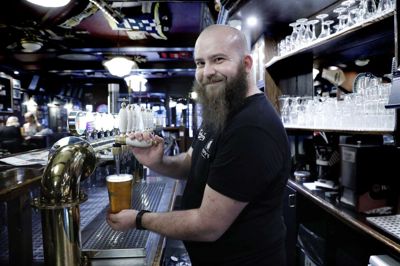 David Calder er bidt af sport, som er blandt flere andre vigtige samtaleemner, når han møder stamgæsterne på Murphy's Pub i Østergade, hvor han har været bartender i fem år. Foto: Henrik Ole Jensen