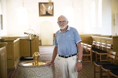 I flere end 400 år har den nuværende døbefont været en del af Sunds Kirke. Det fortalte Helge Andersen om, da der torsdag var Historisk Aften i kirken og sognegården. Foto: Malene Tswai