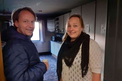 Det lille tekøkken på drengegangen på Sædding Efterskole var tirsdag morgen skyld i, at skolens 80 elever blev evakueret. Det var Pernille Koefoed-Hessellund (t.h.) der lokaliserede branden. Efter at have ringet 112, kontaktede hun forstander Mads Koefoed-Hessellund. Ingen elever eller ansatte kom til skade. Foto: Mette Christensen.