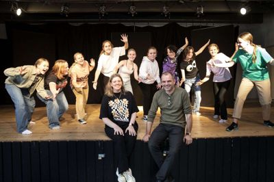 Christina De Laurent Andersen og Jesper Sindberg på scenekanten flankeret af Maja Lindholm Madsen, Laura Skram, Frederikke Jørgensen, Silje Nymark, Olivia Danielsen Ramsdahl, Signe Liin Jacobsen, Charlie Torp Marstrand, Moon Bechmann Tønnesen, Ida Aaboe Johannessen og Elise Kogsgaard Nørtoft. Foto: Tom Laursen