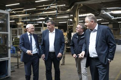 Fra højre er det Lars Rasmussen, direktør i Multicut, forsvarsminister Morten Bødskov (S), forsvarsordfører Mogens Jensen (S) og bestyrelsesformand i Multicut Niels Erik Nielsen. Det var direktøren, som viste rundt i fabrikken, hvor han fortalte og viste nogle af de store maskiner frem. Foto: Malene Tswai