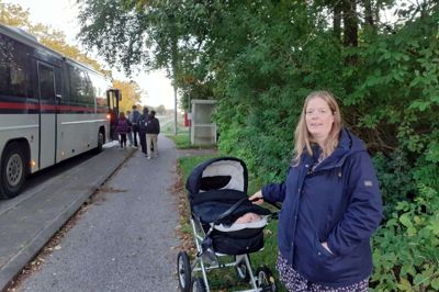Katrine Olesen er en af de bekymrede forældre i Høgild, der må sende deres børn tværs over landevejen for at komme på skolebussen. Pres fra Høgild Borgerforening får nu Herning Kommune til at ændre bussens rute. Foto: Jesper Wind