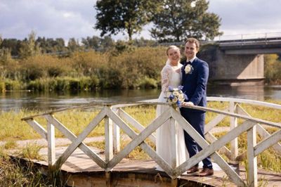 VIELSE Lørdag 10. september blev Henriette Møllebjerg Laursen og Martin Vestergaard Kolstrup viet i Svostrup Kirke. Bruden er vokset op i Grauballe og gommen på en gård ved Timring. Begge er uddannede lærere, og de mødte hinanden i 2013 på lærerseminariet i Silkeborg. Martin Vestergaard Kolstrup er nu ved at uddanne sig til journalist, og som led i uddannelsen er han i praktik på Midtjyllands Avis i Silkeborg. Det nygifte par bor i Funder. Foto: Privatfoto