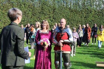 Anne-Louise og Bjarke Degn Stagstrup har været kærester i 25 år og er forældre til tre børn. Lørdag blev de viet af borgmester Dorte West under åben himmel og med gommen i rustning. Foto: Niels Veirup