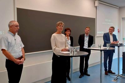 Planerne blev præsenteret af (fra venstre mod højre) projektchef Søren M. Sørensen, borgmester i Herning Kommune Dorte West (V), Chanette Oksborg, fra DEIF i Skive, Anders Frederiksen, Aarhus Universitet i Herning og Helge Sander, der er formand for styregruppen.