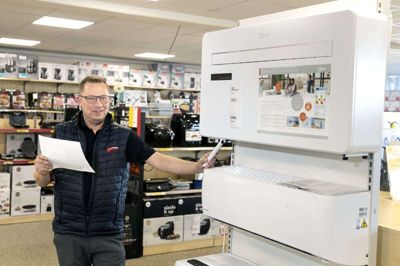 Ifølge medejer af Skousen Herning, Ole Høj, er der stor efterspørgsel på varmepumper, før vinteren sætter ind. Foto: Tom Laursen