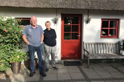 Søren og Rie Deickmann foran deres hjem, der udenpå stadig ligner noget fra 1800-tallet, men som indeni ligner et moderne landmandshjem - med moderne energioptimering. Foto: Thor Ølgaard Hansen