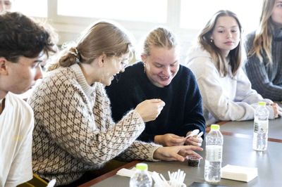 Nogle elever var lidt mere skeptiske end andre, da de skulle smage på det tangbaserede »kaviar«-produkt. Foto: Tom Laursen