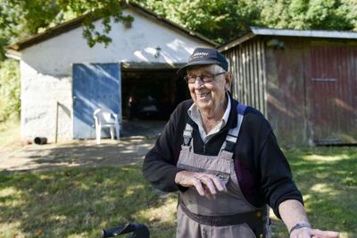 85-årige Niels Jensen passer selv sine tre tønder land på ejendommen ved Sønder Lem Vig. Foto: Lars Rasborg