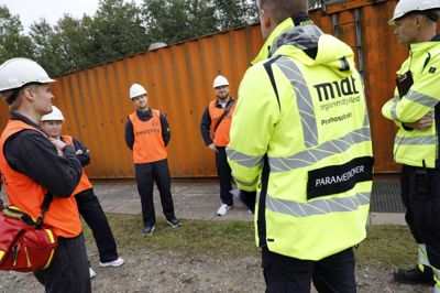 For at blive ambulancebehandlerelev skal man være 20 år. Til Præhospitalet i Region Midtjyllands optagelsesprøve i Herning var de 275 ansøgere mellem 20 og 52 år og cirka 50-50 med kvinder og mænd. Foto: Henrik Ole Jensen