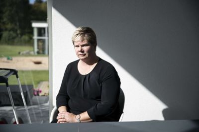 Birthe Luckmann og familien byggede for otte år siden et nulenergihus i Vildbjerg bygget på bæredygtige materialer og med solceller på taget. Også i arbejdslivet er der i øjeblikket fuld fokus på finde besparelser på energien. Foto: Malene Tswai