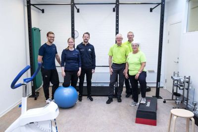 De blå er de nye ejere. De gule er de snart tidligere ejere af Midtjysk Fysioterapi. Fra venstre er det fysioterapeuterne Morten Andersen, Tenna Madsen og Jens Peter Thorsager, Bent Mikkelsen, Knud Bach Nyby og Birgit Ravn. Foto: Tom Laursen
