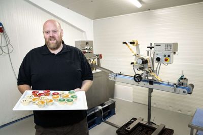Nu har Søren Ross udvidet sine foretagender med en mayonnaisefabrik. Udviklingen har stået på i næsten havlandet år. Han breder sig rundt i Ikast og kan findes i Østergade, i svømmecentret og på Industrivej foruden de mange festivaler og byfester rundt i landet, hvor Køkkenpiraterne laver streetfood. Derudover er Køkkenpiraterne også at finde på MCH Arena til FCM’s hjemmekampe. Foto: Tom Laursen