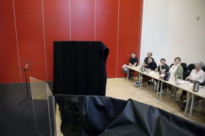 Ensemble Midtvest holdt i weekenden jobkonkurrence om én violinstilling. Ansøgerne spillede anonymt bag den sorte skærm, der var beklædt med et sort teatertæppe. Foto: Henrik Ole Jensen