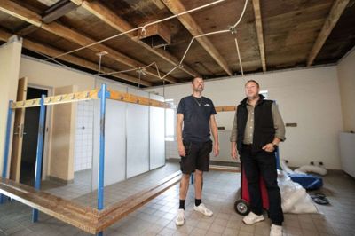 Centerleder Bruno Knudsen Jensen (t.v.) og formand Nicolai Christensen kigger på skaderne, der er i omklædningsrummene. Halområdet med fladt tag blev vandskadet, og der venter et større arbejde med at få tingene lavet i den del hallen, der er af ældre dato. Foto: Tom Laursen