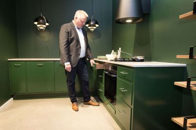 Fra oktober vil lyset i Hanstholm Køkkens butikker blandt andet i Herning blive slukket klokken 20, og så tænder det ikke, før medarbejderne møder ind næste morgen. Det skal være med til at spare på energiregningen, fortæller direktør Carsten B. Andersen. Foto: Tom Laursen