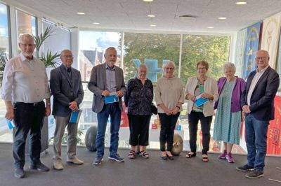 Hans Christian Fløe, formand for HK Stat MidtVest (t.h.), sammen med en flok glade 60-årsjubilarer. Foto: PR-foto