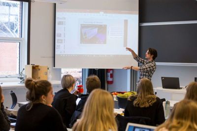 I dag overtager studerende undervisningen af samtlige klasser på Ikast-Brande Gymnasium for at gøre opmærksom på de mange uddannelsesmuligheder, der findes i Via University-systemet. Foto: Privatfoto