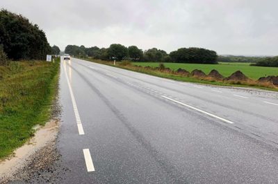Bunkerne med jord på markerne tæt på grøftekanterne vidner om, at arbejdet med cykelstien mellem Kibæk og Herning er gået ind i sin næste fase. Cykelstien åbner 1. juli næste år. foto: Vejdirektoratet