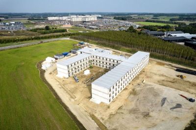 Byggeriet af et nyt hotel i Gødstrup ved sygehuset og Witt A/S er skudt i vejret de seneste måneder. Lige nu ser det lidt bart ud, men snart får det sit endelige udseende med en træbeklædning. Dronefoto: Tom Laursen