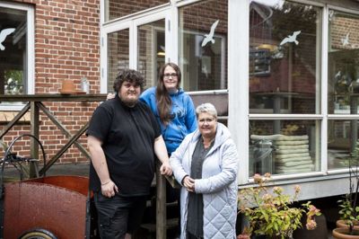 Jørgen Dalgaard Lauridsen, Helle Villum Moesgaard og til højre Susanne Guldberg har deres daglige gang på Minihøjskolen i Herning. Minihøjskolen byder nu også pårørene til psykisk sårbare inden for til en række af kurser. Foto: Malene Tswai