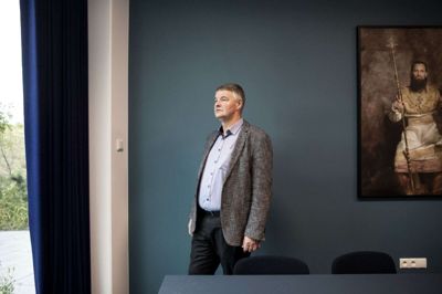 - Jamen det er jo sådan lidt et kongeligt kvarter med både Haraldsgade og Dronningens Boulevard, griner Peter Juul. Da den administrerende direktør i Jacobsen Group skulle ud at finde kunst til fællesarealerne i det nye syv etager høje kontorhus øst for politistationen og retsbygningen, faldt valget på en stribe af Jim Lyngvilds kongeportrætter af blandt andre Gorm den gamle og Margrete I fra en udstilling på Kronborg sidste år. I denne uge kunne gæster se huset, kunsten og fejre dels virksomhedens forsinkede 25-årsjubilæum fra 2020 og dels Peter Juuls fødselsdag søndag 2. oktober. Foto: Malene Tswai