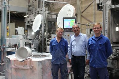 To af JAIs støberiteknikerlærlinge - Bendt Rasmussen (t.v.) og Christian Skovgaard (t.h.) - sammen med deres chef Willy Olesen i Herning-støberiet. Foto: PR-foto