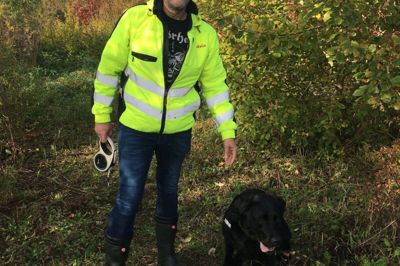 Jan Jørgensen elsker at gå tur med sin hund Aksel i hundeskoven ved Kibæk. Det er det andet bedste sted i Kibæk, mener han - lige efter hans hjem. Foto: Mathias Guldberg