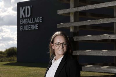 Sanne Kristensen begyndte 1. august hos KD som account manager. Samværet med kollegerne er helt afgørende for hende, og derfor var det også afgørende for hendes jobskifte, at hun havde hørt, at KD Emballage er en god arbejdsplads at være på.
- Det er sammenholdet, der motiverer mig i min hverdag. Godt humør og gode kolleger. Meget mere skal der ikke til for mig, siger hun med et smil.
Som account manager hos KD er hun ude at besøge kunder og laver tilbud til dem på deres emballageløsninger. Vejen til arbejdsglæde er for hende blandt andet at føle, at alle afdelinger arbejder for det samme, og at kollegerne er klar til at hjælpe hinanden. Det har hun mødt fra første arbejdsdag.
- Her er alle kommet med åbne arme. De er rare, de er flinke, de er lyttende - og alle har sagt, »du kommer bare og siger til, hvis vi kan hjælpe med noget«. Det er som om, at det er en stor familie, man er kommet til, fortæller Sanne Kristensen.
Hun oplever, at der med det samme blev taget hånd om, at hun mødte kollegerne rundt i de forskellige afdelinger, og det gjorde, at hun følte sig tryg og turde stille de spørgsmål, hun havde som ny.
- Når man lander godt, er motivationen dobbelt så stor. Jeg er glad i maven hver eneste dag, jeg møder på arbejde. Jeg er landet det helt rigtige sted, siger Sanne Kristensen, som også fremhæver, at der er tid til at løse de arbejdsopgaver, man har.