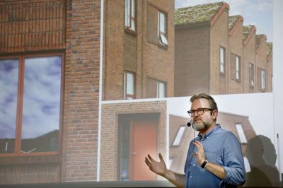 Arkitekt Peter Iversen fra Sweco kom med begrundelser for valget af materialer til vinderprojektet, Townhouses i Skolegade, som kommunen tildelte den årlige arkitekturpris. Foto: Henrik Ole Jensen