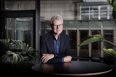 - Jeg tror, det er vigtigt, at vi stiller vores egne værdier og overvejelser tydeligt til rådighed, så vores børn og unge har noget at spejle sig i. Og så må vi gerne have forventninger til dem. Forventninger er det modsatte af ligegyldighed, mener Preben Siggaard. Gennem godt 40 år har han som lærer, psykolog, leder og chef arbejdet med at skabe gode rammer for Herning Kommunes børn. foto: Henrik Ole Jensen
