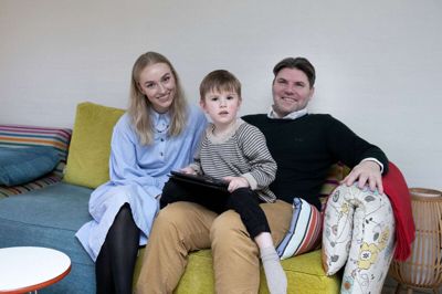 Mads Fuglede bor sammen med kæresten Maria Worm og sønnen Johannes i Hvingel. Foto: Tom Laursen