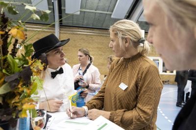 Et af mange aftryk, som den nu snart tidligere socialchef har sat i sit arbejde: En dansk-ukrainsk middag og et foredrag om ukrainere i Danmark. Det var resultatet af et møde mellem Maria Padovska og Ulla Wernberg-Møller (t.h.). Hun er ikke i tvivl om, at både kollegerne og borgerne i Ikast-Brande vil blive savnet.