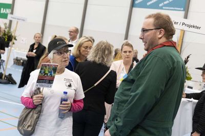 - Kan du mon lære os qigong? Spejderlederen Steffen Tolstrup tager en snak med qigong-underviseren Bente Mortensen. Foto: Tom Laursen