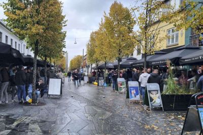 På begge sider af Østergade ved udskænkningsstederne er der masser af folk, og det bliver ikke nemmere at komme forbi, hvis man vil indenfor. Foto: Palle Heering Nielsen