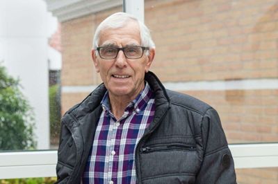 Der var fortjente klapsalver og en buket til Henning Nielsen, da han valgte at lade sig »pensionere« som formand for Aktivitetsrådet på Brandlundparken efter 12 år på posten. Foto: Privatfoto