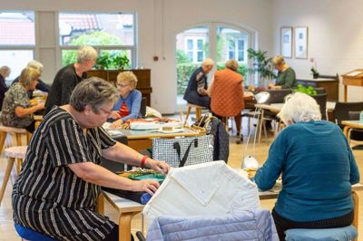 Der hersker både travlhed og hygge, når de forskellige hold mødes om deres aktiviteter i Brandlundparken. Her er vi indenfor hos knipleholdet, der er et af de mest talrige hold i aktivitetscentret. Foto: Linna Grøn