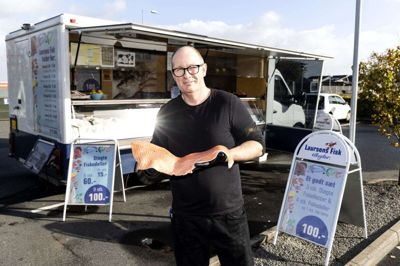 Allan Laursen havde tidligere frugt og grønt mellem hænderne. Nu er han blevet selvstændig fiskemand og har fast plads ved Rema 1000 i Lind hver torsdag. Foto: Tom Laursen