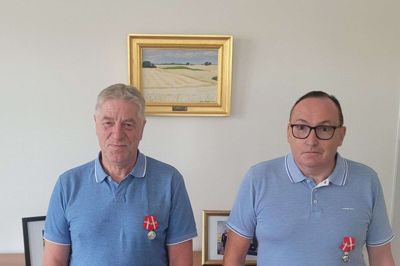 Finn Jørgensen (tv) og Carl Peter Thomsen er blevet hædret med dronningens fortjenstmedalje for henholdsvis 43 og 42 års arbejdsliv på Danish Crown i Herning. Foto: privatfoto