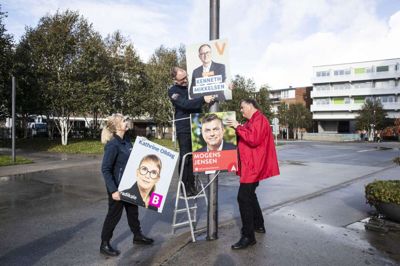 Kathrine Olldag, Kenneth Mikkelsen og Mogens Jensen fik en travl lørdag, da tusindvis af valgplakater skulle parres med en lygtepæl. Foto: Malene Tswai