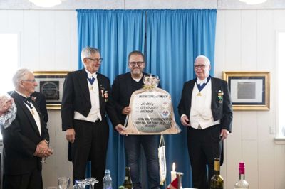 Allan Kristensen modtog pengene til Børnecancerfonden - han er flankeret af Ib Mathiesen og Bjarne Klausen fra Druideordenen. Foto: Malene Tswai