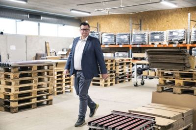 Direktør Lars Brøndum Petersen fra Ennogie oplever stor efterspørgsel og travlhed. Det store fokus på energiforsyning og -priser suppleret med den grønne omstilling giver virksomheden masser at se til. Foto: Malene Tswai