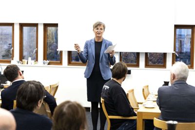 Borgmesteren fik fin anledning til at informere om seneste nyt fra kommunen foran de 26 morgenkaffe-gæster til premieren på »Erhvervskaffe med borgmesteren«. Foto: Tom Laursen