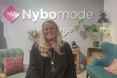 Indehaveren af Nybo Mode i Videbæk, Birgit Nybo Olesen, åbner tirsdag 3. november en ny forretning i Videbæk. Foto: Mette Christensen