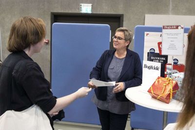 Pia Vester, butikschef for Bog & Idé i Herningcentret, i snak med Marcus Sierst. Pia Vester var på jagt efter fem-syv julehjælpere i butikken, og herningensiske Marcus Sierst bød sig til. Foto: Tom Laursen