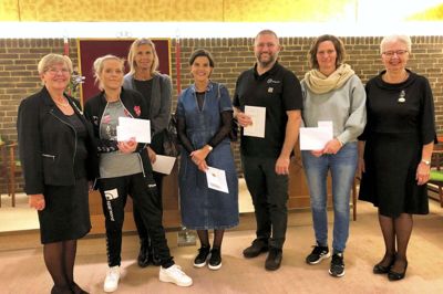 Tirsdag uddelte Søsterloge nr. 92 Stjernen, Herning, penge til Kirkens Korshærs familiearbejde i Herning, Landeriget i Gjellerup, Selvhjælp Herning, Lykkeliga i Lind, Nøvling Kirkes netcafé og Headspace. Foto: Privatfoto